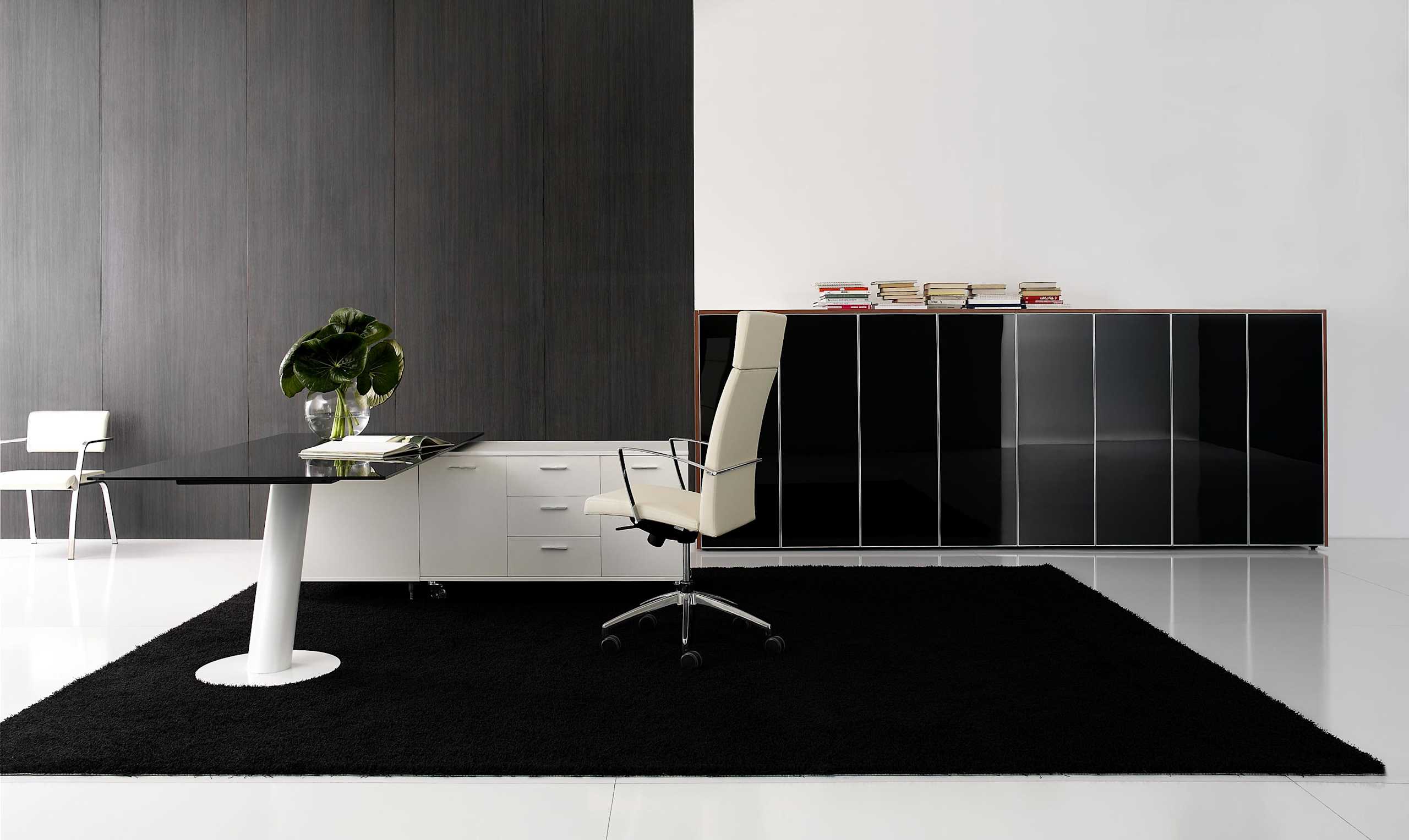 08. Escritorio con pata inclinada + base tipo plato