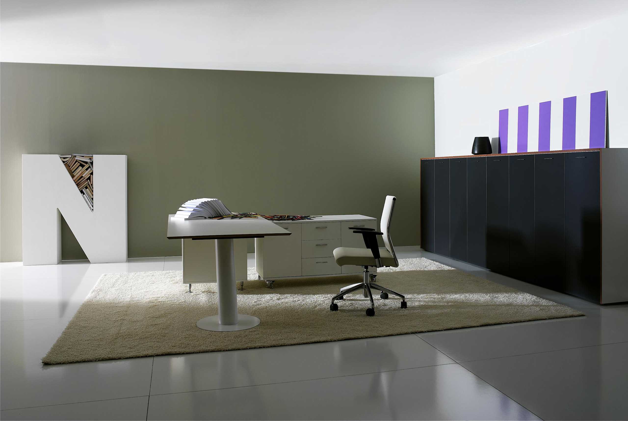 05. Escritorio sobre librero bajo fijo + Credenza móvil