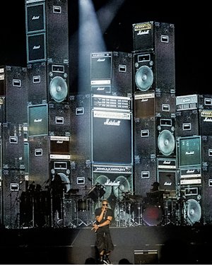 JC actúa en un concierto