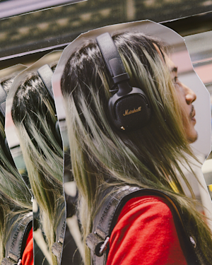 Gliiico écoute de la musique avec son casque Milton A.N.C.