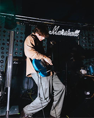 Una persona está actuando en directo en el escenario del recinto Baby's All Right