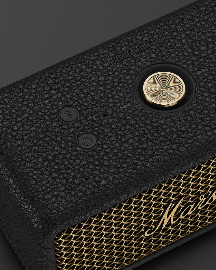 Emberton III en Vintage Black panel superior ligeramente de lado