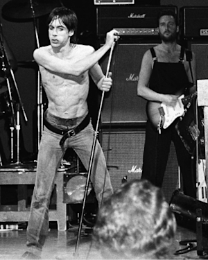 David Bowie toca como miembro de gira de su banda en un concierto en 1978