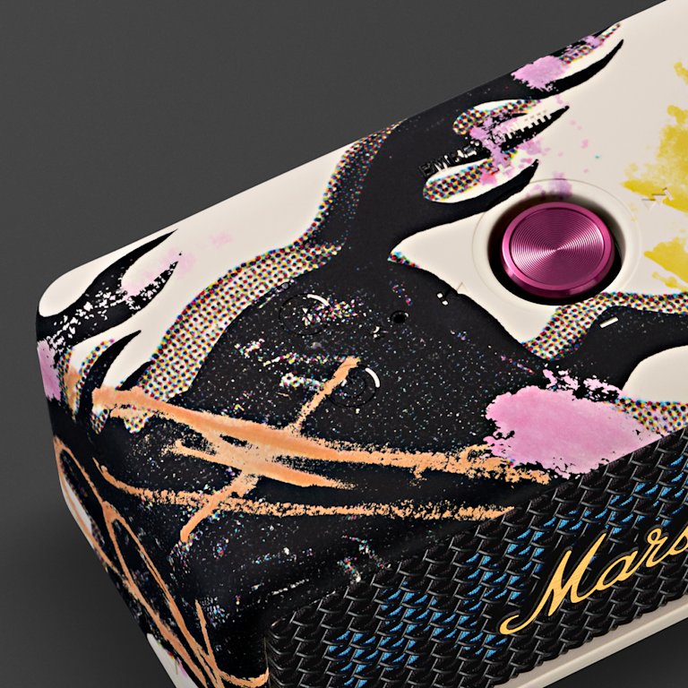 Primer plano de la parte superior del altavoz Emberton III Lunar New Year Edition 2026 con diseños abstractos de salpicaduras y pinceladas en negro, amarillo y rosa, y un prominente mando de control rosa.