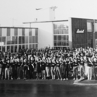 Foto histórica de los trabajadores frente a la oficina de Marshall