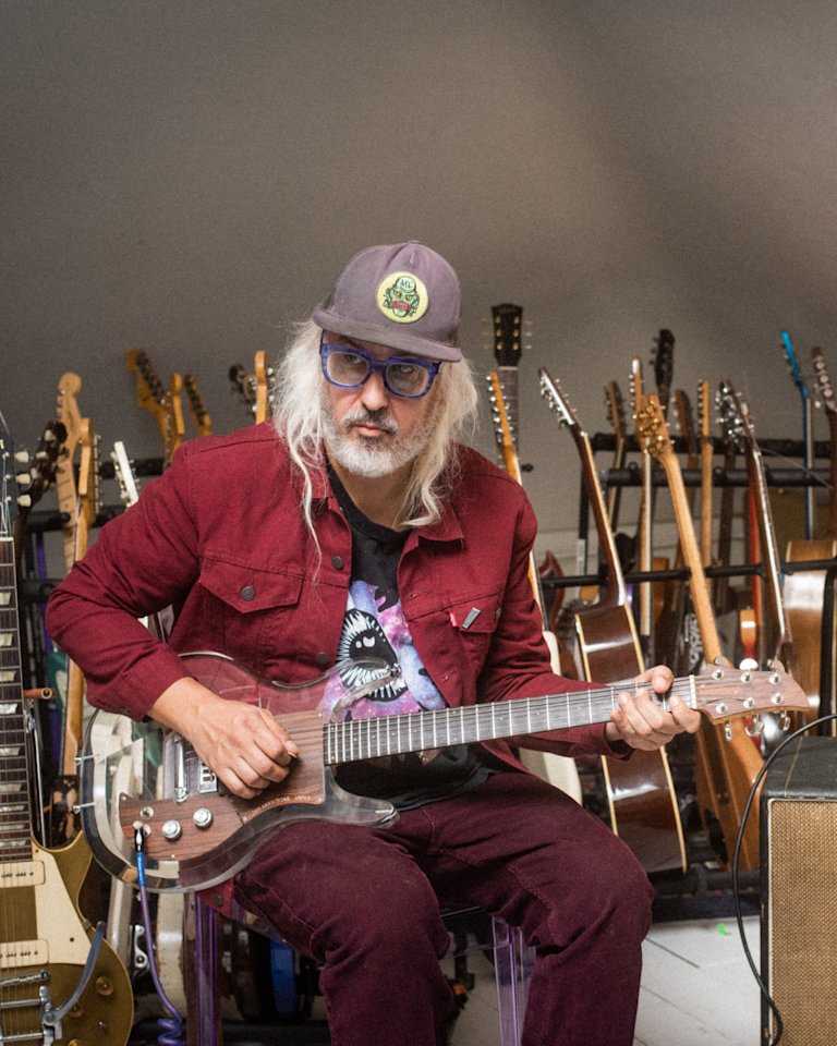 J Mascis toca la guitarra.
