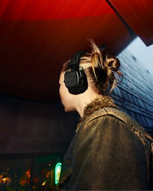 Une personne porte un casque Monitor III A.N.C. dans l'obscurité totale