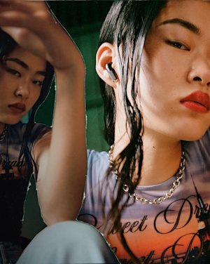 Una persona viste de negro Menor IV