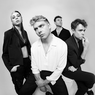 El grupo Daytime TV posando ante una cámara