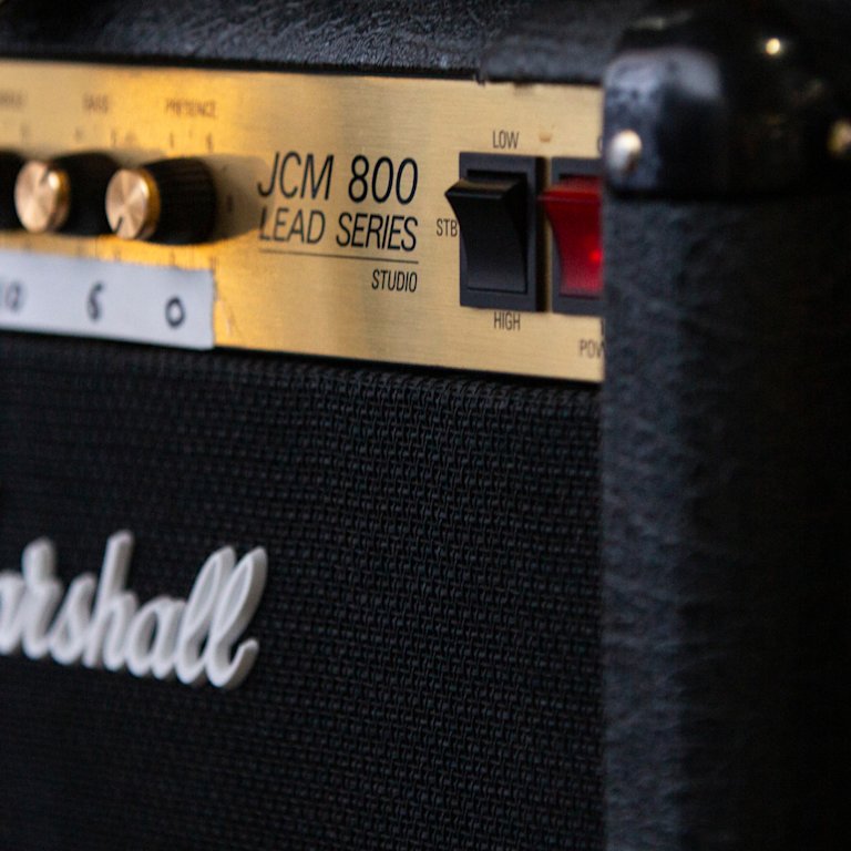 Marshall SC20C zoomed in on the top right front corner