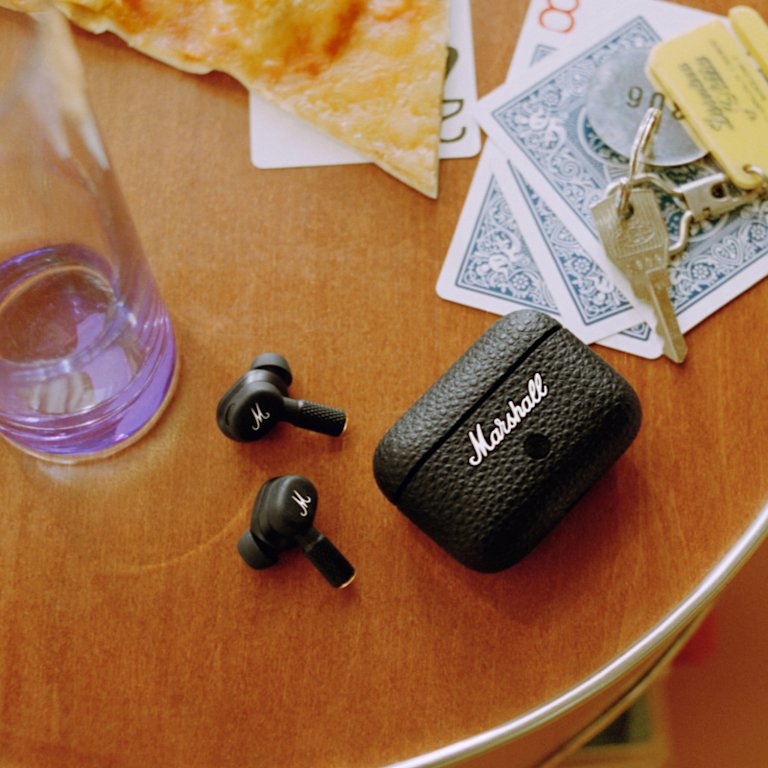 The Marshall MOTIF II A.N.C. BLACK earphones with a case.