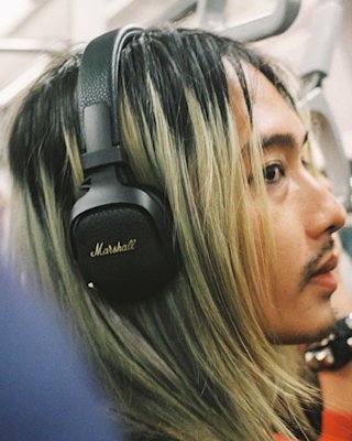 A person wearing Milton A.N.C. in the metro