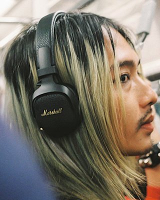 A person wearing Milton A.N.C. in the metro