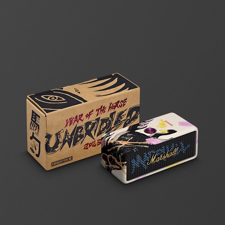 Un altavoz Marshall Emberton III Lunar New Year Edition 2026 de edición limitada con ilustraciones del Año del Caballo junto a su caja ilustrada a juego.