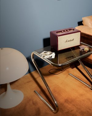 Acton III en burdeos sobre una mesa