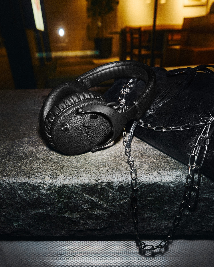 Monitor III A.N.C. Pitch Black with a chain bag