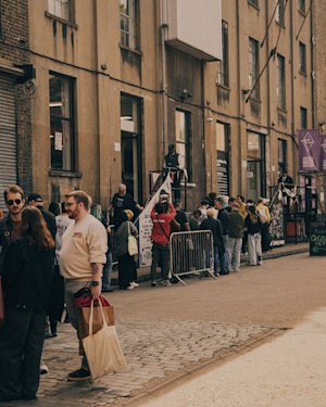 レコード店の前に並ぶ人々