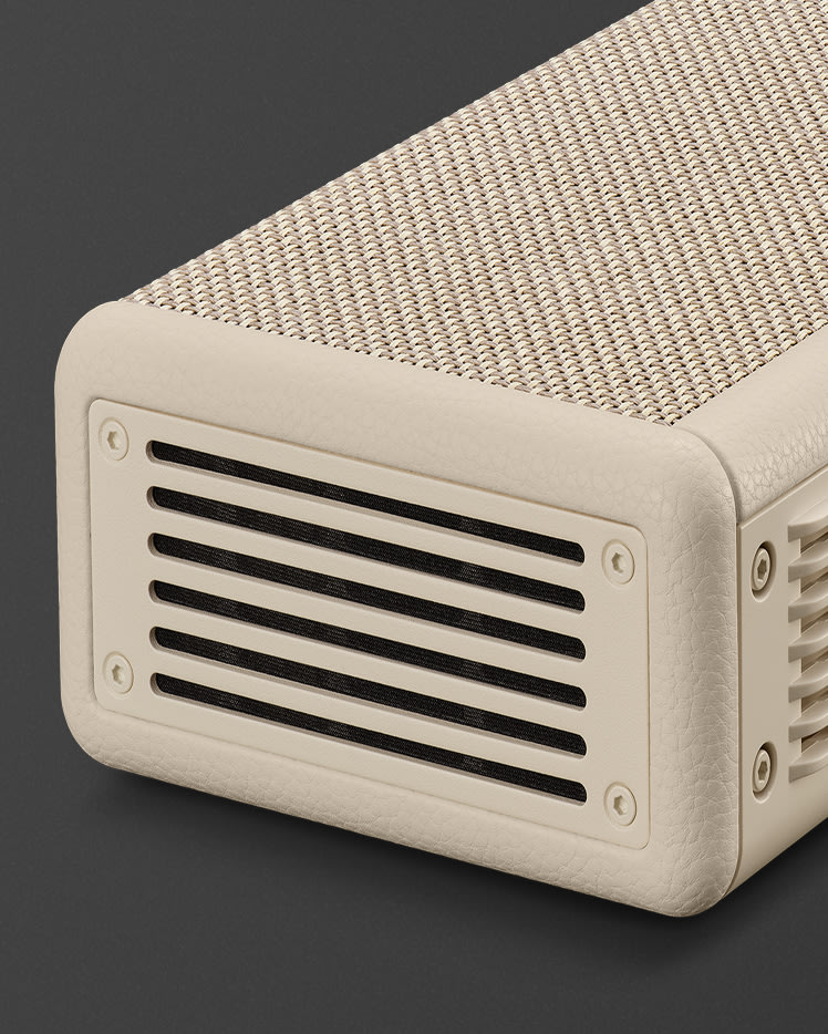 Una vista de primer plano del lateral de un altavoz Heston 120 Cream, que presenta una rejilla texturizada y una parte superior de malla.