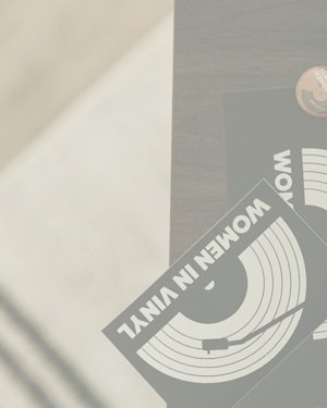 Women in vinyl vinyls and pins on a brown table