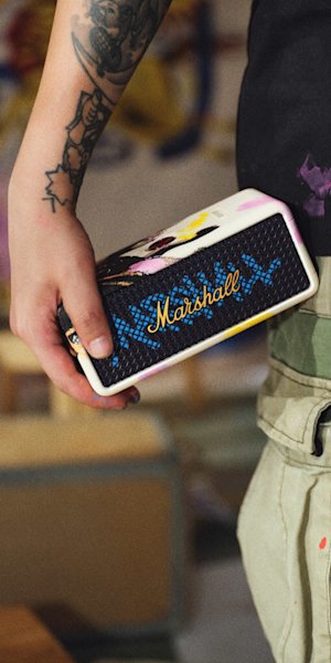 Une personne tenant le Marshall Emberton III Lunar new year edition