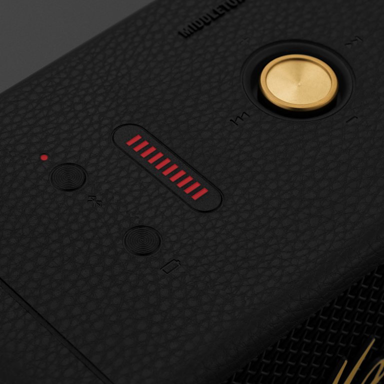 휴대용 스피커로도 사용할 수 있는 빨간색 버튼이 있는 미들턴 블랙 및 브라스 휴대폰 뒷면.