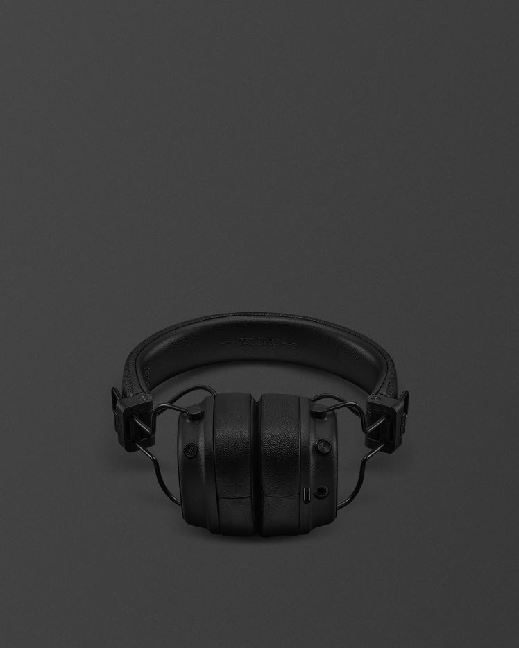 Major V in Pitch Black low-angle view