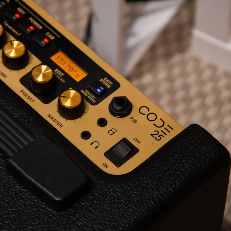 The power button and some control knobs of the 'Marshall CODE25 Combo' amp.