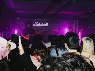 Un grupo tocando en directo en el escenario del Baby's All Right Arena