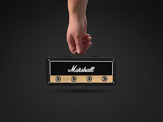 Une main tient un Jack Rack JCM800 : Reissue.