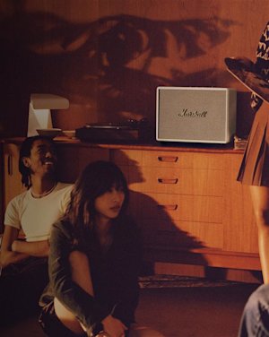 Un altavoz Marshall beige sobre una mesa auxiliar