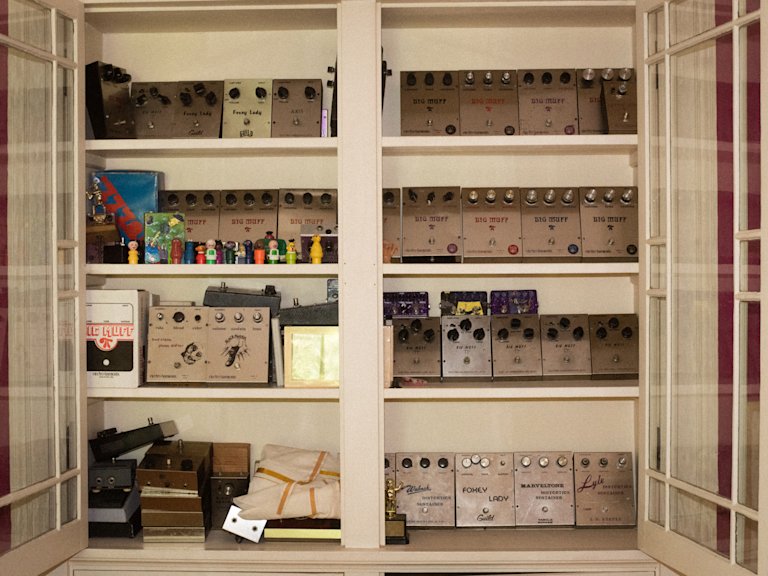 Un elegante armario retro lleno de pedales.