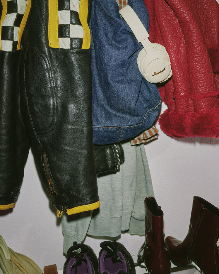 Monitor III A.N.C. Cream hanging with clothes