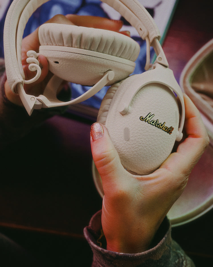 A person holding cream Monitor III A.N.C in hands