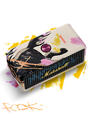 Altavoz Emberton III Lunar New Year Edition 2026 con arte gráfico que presenta salpicaduras de pintura negra, amarilla y rosa, mostradas sobre un fondo blanco con marcas de pintura alrededor.