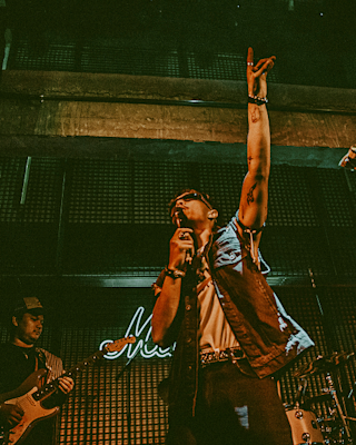 Rejizz singing live in Marshall Livehouse