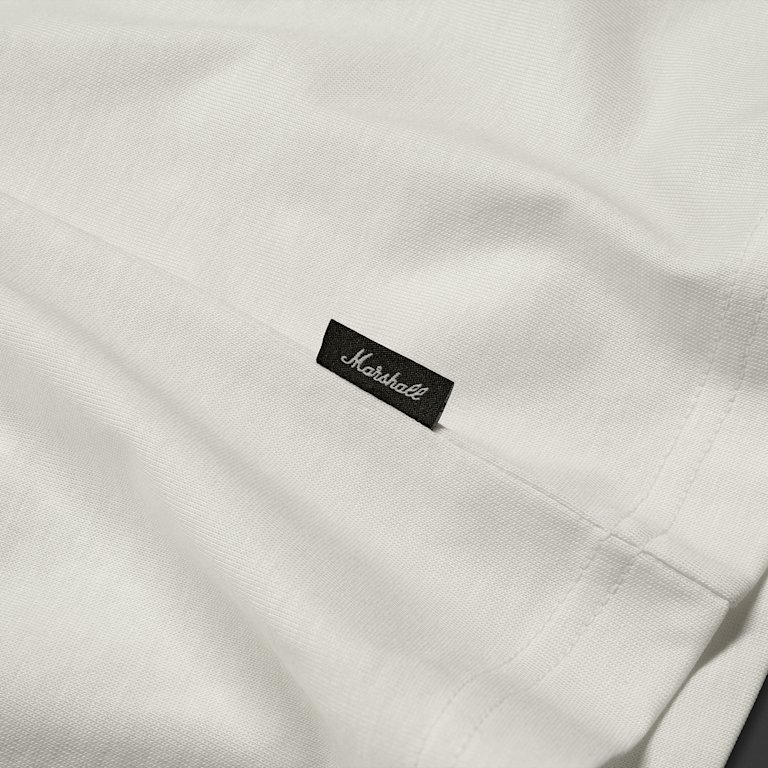 Primer plano del lado blanco de la camiseta Marshall Standard Issue