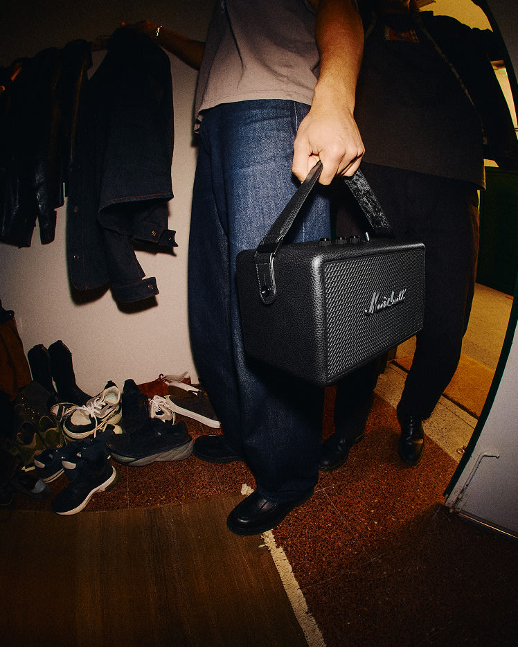A person is carrying the Kilburn III in Pitch Black through a hallway