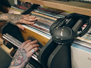 Vinyl navigation with Monitor III A.N.C. at the top