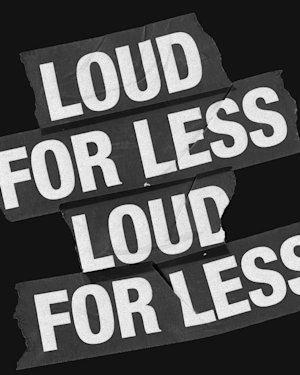 Plusieurs cassettes grises portant le message "LOUD FOR LESS".