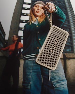 Un Middleton beige con el horizonte de la ciudad de fondo