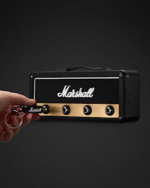 Una mano introduce una llave en un Jack Rack JCM800: Soporte para llaves Reissue.