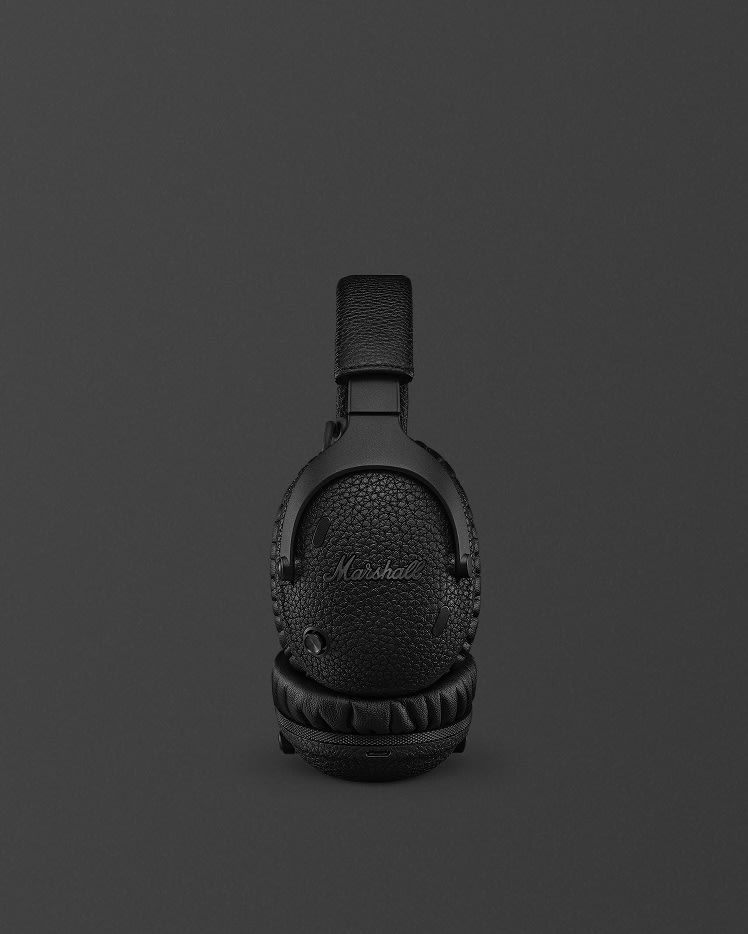 Monitor III A.N.C. Pitch Black from the side