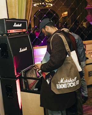 レコード・ストア・デイに店頭でレコードを眺める人々