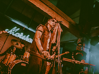 Réjizz playing live on stage