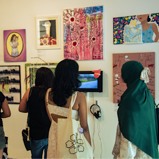 Gente mirando el arte en la pared