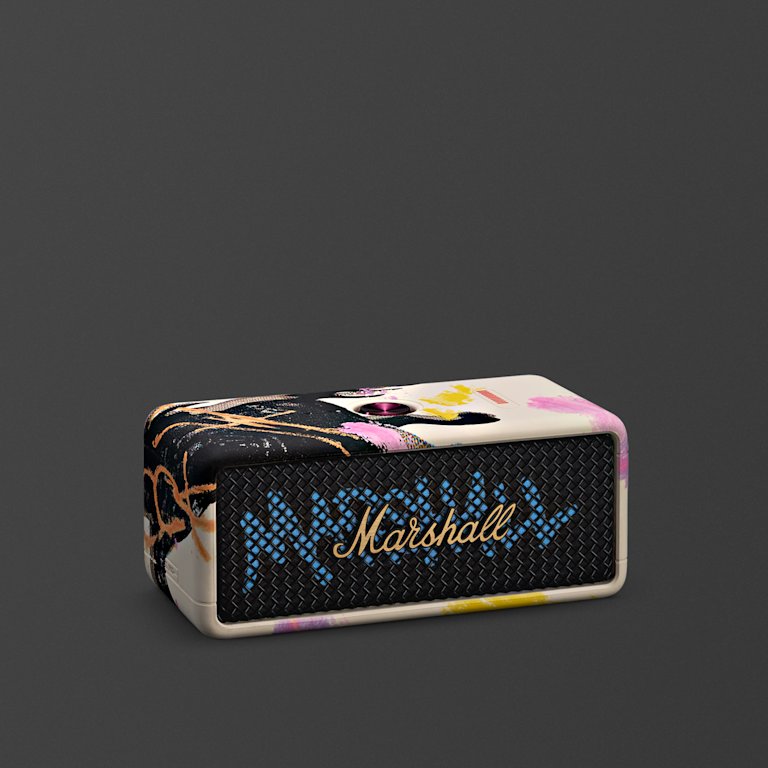 Vista lateral del altavoz Emberton III Lunar New Year Edition 2026 con rejilla frontal negra, logotipo dorado y motivo multicolor estilo grafiti sobre fondo gris oscuro.