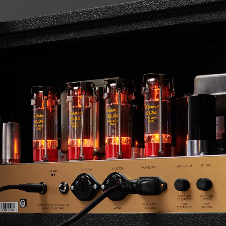 Un amplificateur Marshall 1959 Handwired Head noir et or avec beaucoup de tubes.