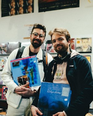 レコードを手にする幸せなコレクターたち