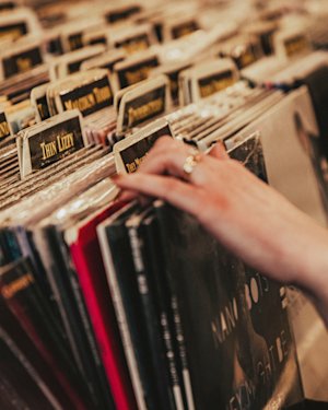 ヴィンテージ・レコードのコレクションを手にとって眺める