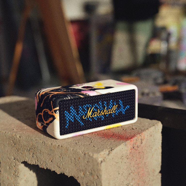 El altavoz Emberton III Lunar New Year Edition 2026 está sentado sobre un bloque de hormigón en un taller.